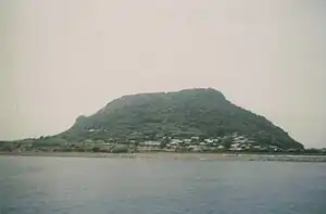 海上から見た高島(番岳)