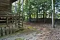 土塁（北側、左に知波夜比古神社本殿）