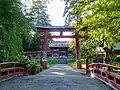 鳥居後方に拝殿が見える