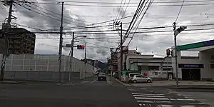 高取飯倉線(荒江三丁目交差点付近、左:荒江、右:原)