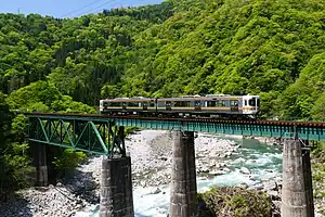 宮川を渡る高山本線のキハ25形気動車(2022年5月 杉原駅 - 猪谷駅間)
