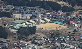 船山から望む高山市立久々野小学校(2017年3月25日撮影)