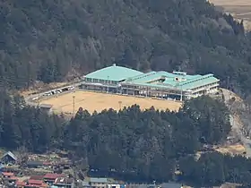 船山から望む高山市立久々野中学校(2017年3月25日撮影)