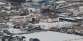位山から望む高山市立宮小学校(2018年2月27日撮影)