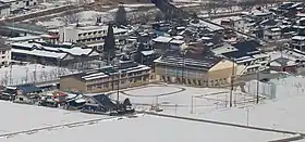 位山から望む高山市立宮中学校(2018年2月27日撮影)