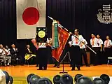 優勝旗を持つ畔上翔主将(2011年8月撮影)