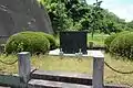 敷地内にある慰霊碑