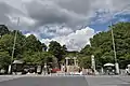 武田通から武田神社を見る（2017年8月17日撮影）