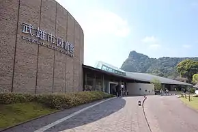 左)武雄市図書館・歴史資料館 右)函館 蔦屋書店