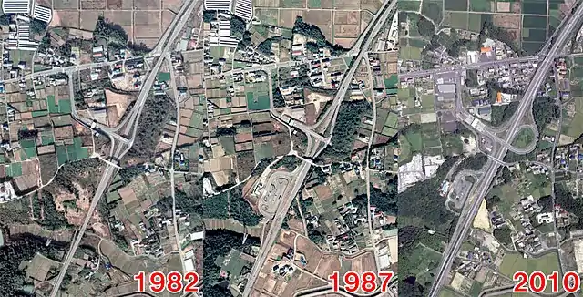 武豊ICの変遷（1982年、1987年、2010年）。武豊PAが新設され、当初は平面Y型だったランプウェイも4車線化工事に伴ってトランペット型に改修された。帰属：国土交通省「国土画像情報（カラー空中写真）」配布元：国土地理院地図・空中写真閲覧サービス