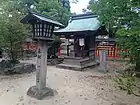 木製と石製による灯籠(宇美八幡宮・福岡県糟屋郡)竿上部が木材。