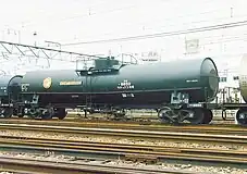 1次車（タキ8850）中央部が傾斜したタンク体が特徴