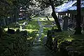 石庭（左）観音堂（右）