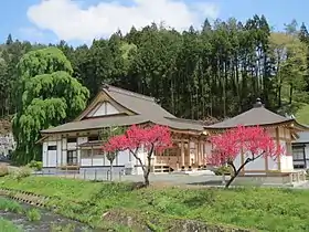 瀧源寺とシダレカツラ(左)