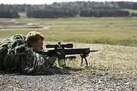 狙撃仕様のHK417を撃つオランダ海兵隊の兵士