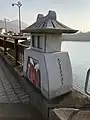 詫間大橋の親柱。竜宮城を模している。