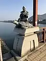 詫間大橋の親柱。浦島太郎像になっている。
