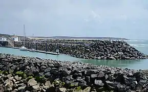 ブルジュネ港の海に通じる水路