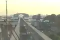 右手に霊園が広がる