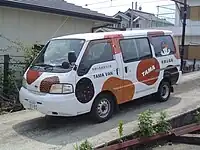 左：TAMA-VAN右：JR九州885系「がんばれ宮崎！」ラッピング