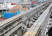 跨座式モノレールのシングルクロッシング分岐器、可動前の下り線と上り線が平行の状態。