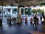 改札内より改札口(リニューアル後)。左奥に多摩モノレールの駅舎が、右奥には多摩動物公園の入園口が見える（2017年11月3日）
