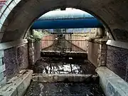 代田橋駅至近の開渠部。水の匂いから、清冽な湧き水であることが感じられる(世田谷区大原2丁目、北緯35度40分15.96秒 東経139度39分36.21秒 / 北緯35.6711000度 東経139.6600583度 / 35.6711000; 139.6600583 (代田橋駅至近の開渠部))
