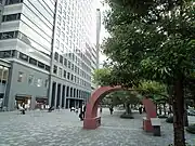 文化学園大学前付近。ここもかつての流路である。新宿駅地下にあった明治期の暗渠がモニュメントとして再現されている。(渋谷区代々木3丁目、北緯35度41分12.46秒 東経139度41分42.69秒 / 北緯35.6867944度 東経139.6951917度 / 35.6867944; 139.6951917 (明治期の暗渠のモニュメント))