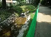 新宿御苑北縁の“散歩道”。直下にあるトンネルに湧く水を汲み上げて利用。トンネルに並行して玉川上水の遺構が埋まっている。(新宿区内藤町・新宿1丁目、北緯35度41分15.97秒 東経139度42分42.52秒 / 北緯35.6877694度 東経139.7118111度 / 35.6877694; 139.7118111 (新宿御苑北縁の散歩道))