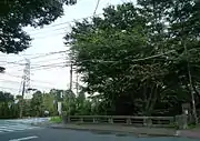 五日市街道と梶野橋(小金井市関野町・緑町、北緯35度42分45.05秒 東経139度31分34.11秒 / 北緯35.7125139度 東経139.5261417度 / 35.7125139; 139.5261417 (五日市街道と梶野橋))
