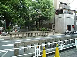 「三字橋」(みあざばし)の欄干(2009年9月)(渋谷区代々木4丁目、北緯35度40分56.38秒 東経139度41分19.99秒 / 北緯35.6823278度 東経139.6888861度 / 35.6823278; 139.6888861 (三字橋))