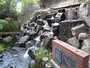 “清流復活“の源頭。小平監視所のすぐ下手にあり、「上水小橋」が架かる。（立川市幸町6丁目・小平市中島町、北緯35度43分48.88秒 東経139度25分24.20秒﻿ / ﻿北緯35.7302444度 東経139.4233889度﻿ / 35.7302444; 139.4233889﻿ (「清流復活」の放流地点)）
