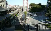 三鷹駅南口。中央奥やや右の欄干は三鷹橋。そこから右奥へ、再び玉川上水の緑が続く。(三鷹市下連雀・武蔵野市御殿山)