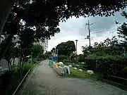 京王線桜上水駅北方地点。下流部の多くはこのような遊歩道・公園になっている。(杉並区下高井戸2丁目、北緯35度40分09.64秒 東経139度38分10.49秒 / 北緯35.6693444度 東経139.6362472度 / 35.6693444; 139.6362472 (下流部の遊歩道・公園))