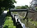右岸 程久保川に架かる玉川橋