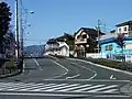 右岸 多摩橋脇の一般道（右奥のバイクが居る脇道を上った先に迂回路への入口がある）