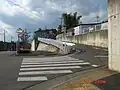 右岸 迂回路の坂道。ゴルフ場看板の地点でまたT字路を右折する。