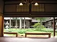 ビデオ案内室（皇族及び臣下休所）より本館中庭を見る