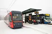 路線バスには電停から直接乗り換えが可能である（2021年撮影）