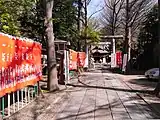参道から鳥居と拝殿を見る（2009年4月撮影）