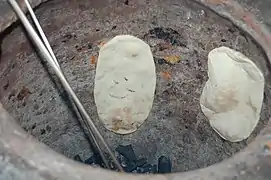 タンドールによるロティの調理