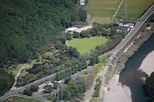 天狗倉山から望む種まき権兵衛の里と銚子川左岸の三重県道760号南浦海山線(2015年9月19日)