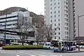 谷上駅ロータリー。タクシー待機場で休憩中の158系統の701。