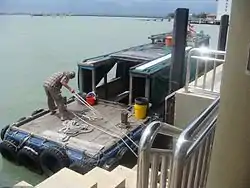 桟橋に接岸中のBumboat