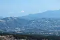 断層谷（中央右）を北の箱根火山の外輪山から望む。