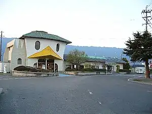 田主丸駅の駅舎と耳納連山