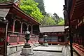 （左から）本殿・東透廊・拝殿