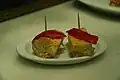トルティージャの上にピキーリョが乗せられたピンチョス