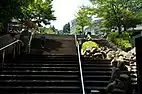 アプローチ階段、左側にエレベーター（2016年7月撮影）