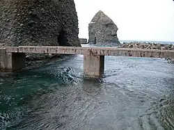 海蝕崖 (橋の向こう)
